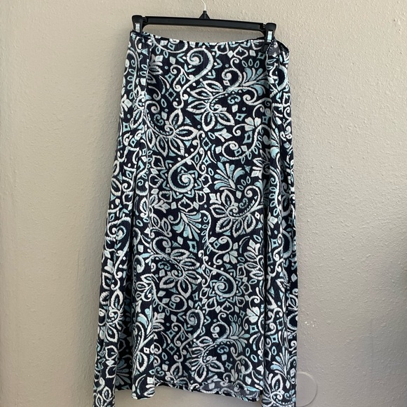 Soft Knit Blue & White Paisley Pull On Knee Length Skirt - Picture 2 of 7